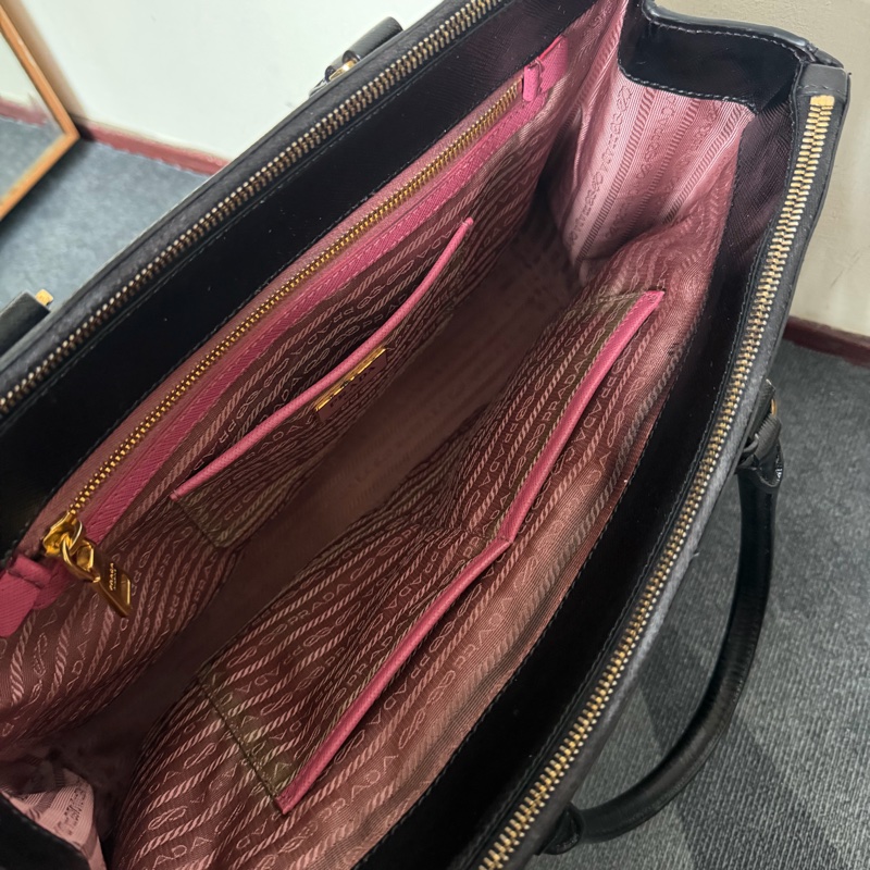 Prada經典黑拉鍊防刮牛皮殺手包-8