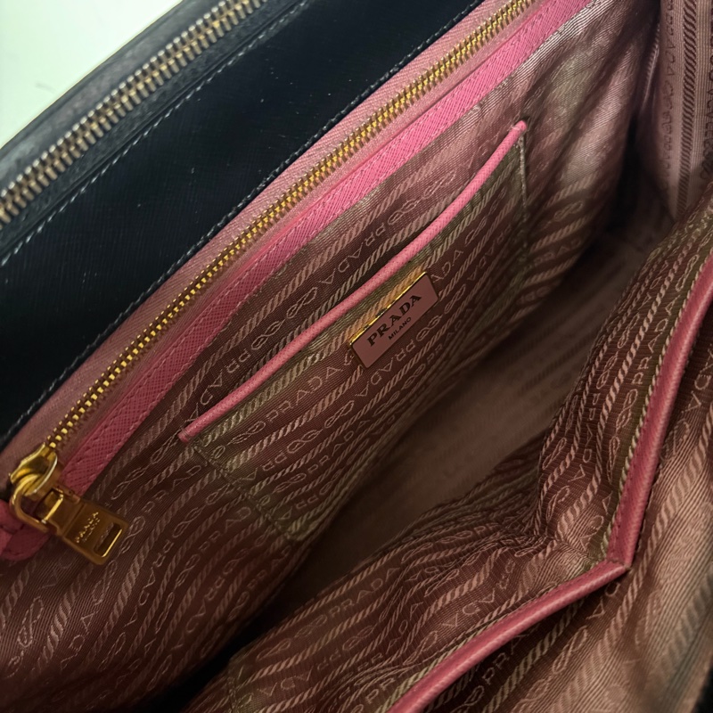 Prada經典黑拉鍊防刮牛皮殺手包-9