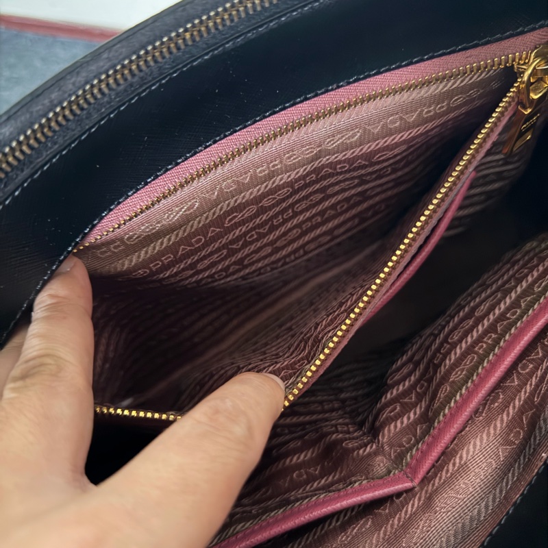 Prada經典黑拉鍊防刮牛皮殺手包-10