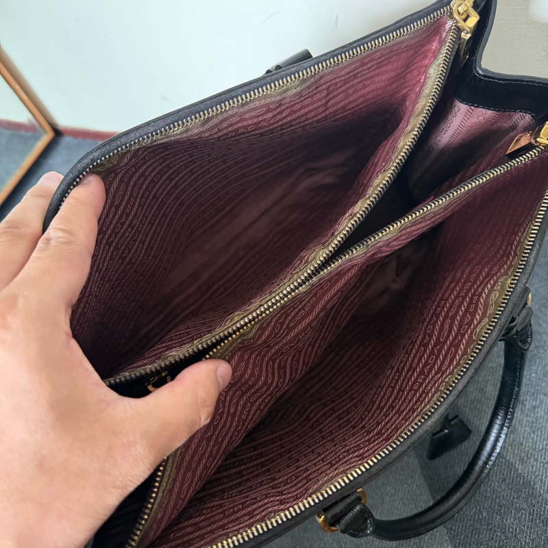 Prada經典黑拉鍊防刮牛皮殺手包-11