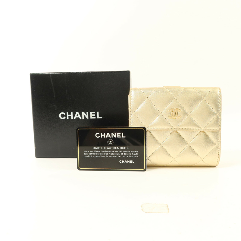 CHANEL 牛皮皮革Bifold Wallet金扣錢包-10