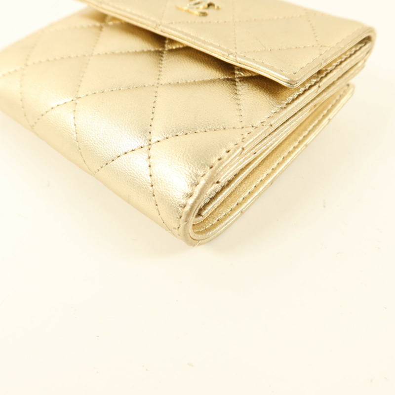 CHANEL 牛皮皮革Bifold Wallet金扣錢包-14