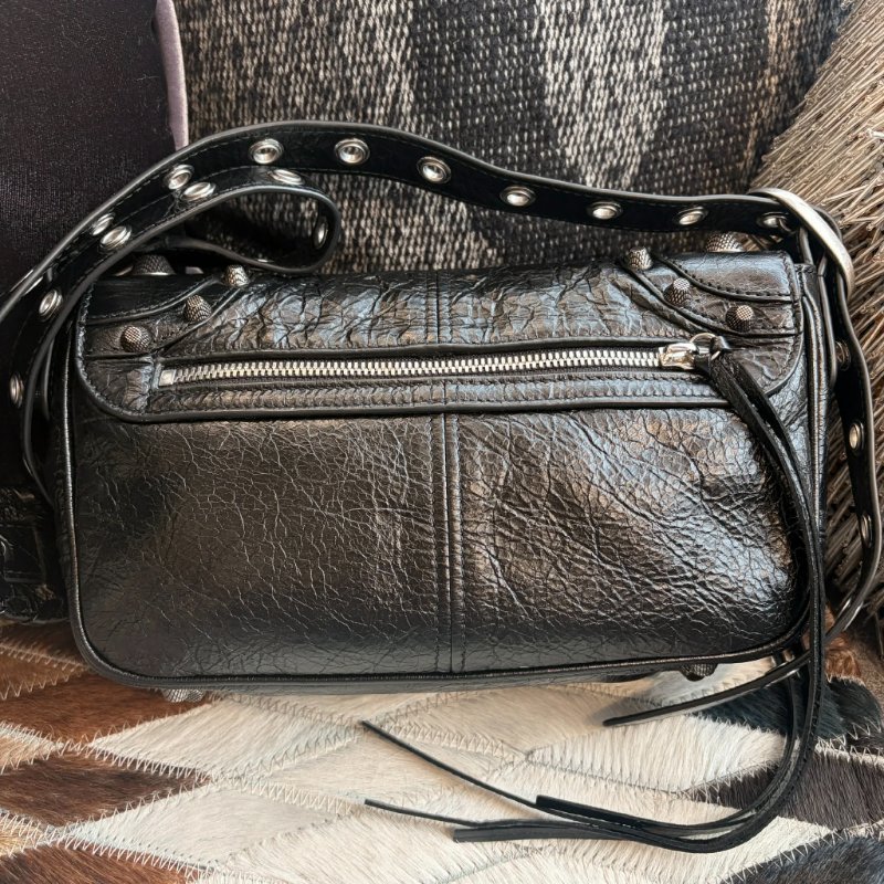 巴黎世家 塗鴉大釦斜背包 黑色-1