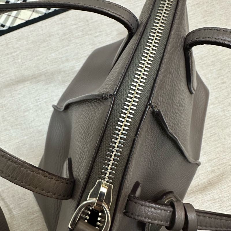 TOD’S 藕色牛皮斜背包-17