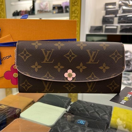 東區正精品㊣LV M64202 EMILIE 全新未使用原花粉色內裡金釦花朵小花微笑零錢袋皮夾長夾 RZ6342-0
