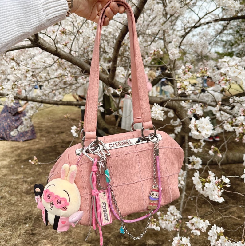 香奈兒包 櫻花粉 保齡球包 腋下包 托特包 側背包 魚子醬 荔枝皮 手提包 魚子醬牛皮  櫻花色 復古包 皮革包 包包 皮革包  魚子醬牛皮 方形菱格  機車包 二手包 中古包 二手 Vintage chanel sakura Pink Caviar Square Quilt LAX Bowler Bag Dimemsions 20x17x13cm-2