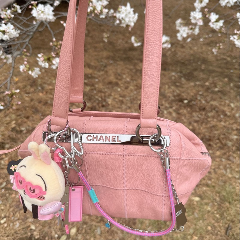 香奈兒包 櫻花粉 保齡球包 腋下包 托特包 側背包 魚子醬 荔枝皮 手提包 魚子醬牛皮  櫻花色 復古包 皮革包 包包 皮革包  魚子醬牛皮 方形菱格  機車包 二手包 中古包 二手 Vintage chanel sakura Pink Caviar Square Quilt LAX Bowler Bag Dimemsions 20x17x13cm-3