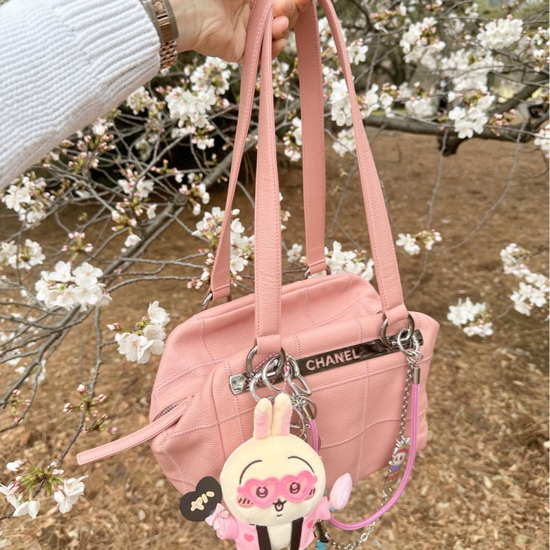 香奈兒包 櫻花粉 保齡球包 腋下包 托特包 側背包 魚子醬 荔枝皮 手提包 魚子醬牛皮  櫻花色 復古包 皮革包 包包 皮革包  魚子醬牛皮 方形菱格  機車包 二手包 中古包 二手 Vintage chanel sakura Pink Caviar Square Quilt LAX Bowler Bag Dimemsions 20x17x13cm-5