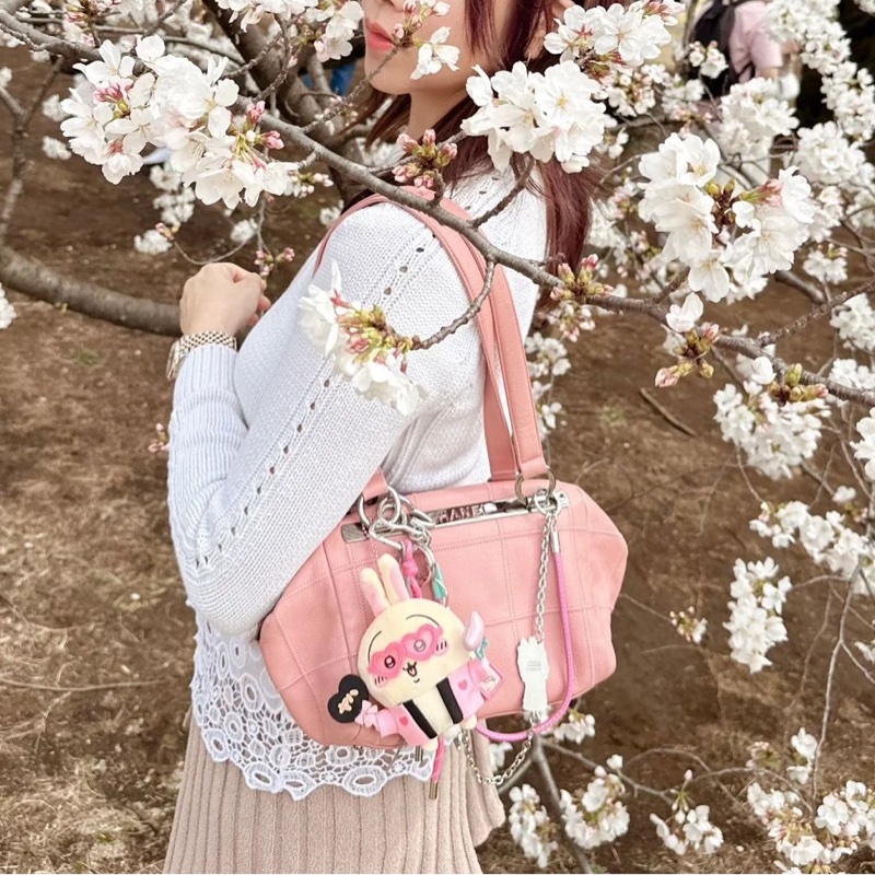 香奈兒包 櫻花粉 保齡球包 腋下包 托特包 側背包 魚子醬 荔枝皮 手提包 魚子醬牛皮  櫻花色 復古包 皮革包 包包 皮革包  魚子醬牛皮 方形菱格  機車包 二手包 中古包 二手 Vintage chanel sakura Pink Caviar Square Quilt LAX Bowler Bag Dimemsions 20x17x13cm-6