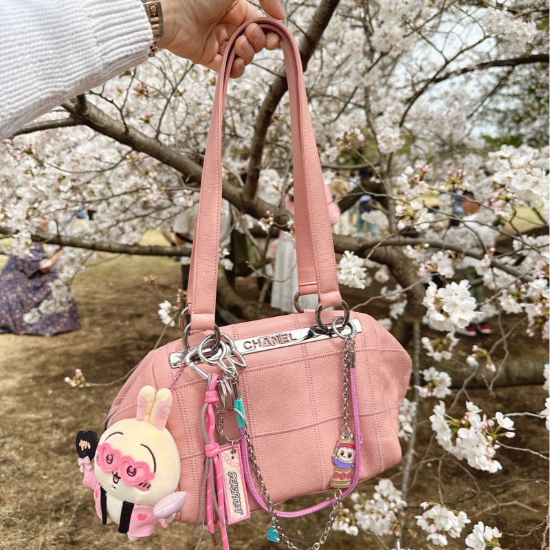 香奈兒包 櫻花粉 保齡球包 腋下包 托特包 側背包 魚子醬 荔枝皮 手提包 魚子醬牛皮  櫻花色 復古包 皮革包 包包 皮革包  魚子醬牛皮 方形菱格  機車包 二手包 中古包 二手 Vintage chanel sakura Pink Caviar Square Quilt LAX Bowler Bag Dimemsions 20x17x13cm-7