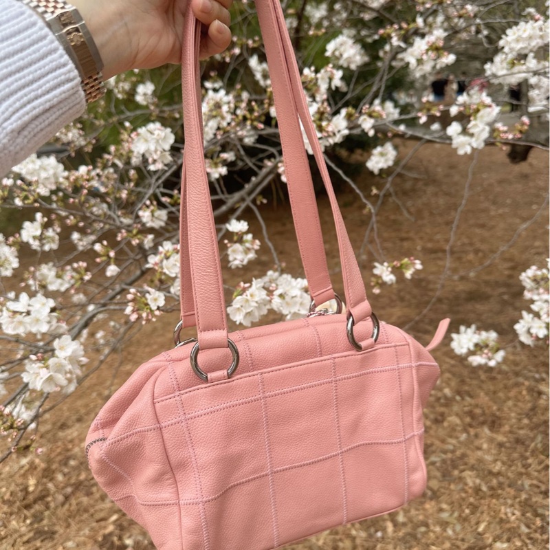 香奈兒包 櫻花粉 保齡球包 腋下包 托特包 側背包 魚子醬 荔枝皮 手提包 魚子醬牛皮  櫻花色 復古包 皮革包 包包 皮革包  魚子醬牛皮 方形菱格  機車包 二手包 中古包 二手 Vintage chanel sakura Pink Caviar Square Quilt LAX Bowler Bag Dimemsions 20x17x13cm-9