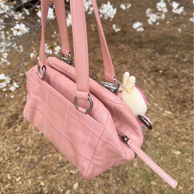 香奈兒包 櫻花粉 保齡球包 腋下包 托特包 側背包 魚子醬 荔枝皮 手提包 魚子醬牛皮  櫻花色 復古包 皮革包 包包 皮革包  魚子醬牛皮 方形菱格  機車包 二手包 中古包 二手 Vintage chanel sakura Pink Caviar Square Quilt LAX Bowler Bag Dimemsions 20x17x13cm-11