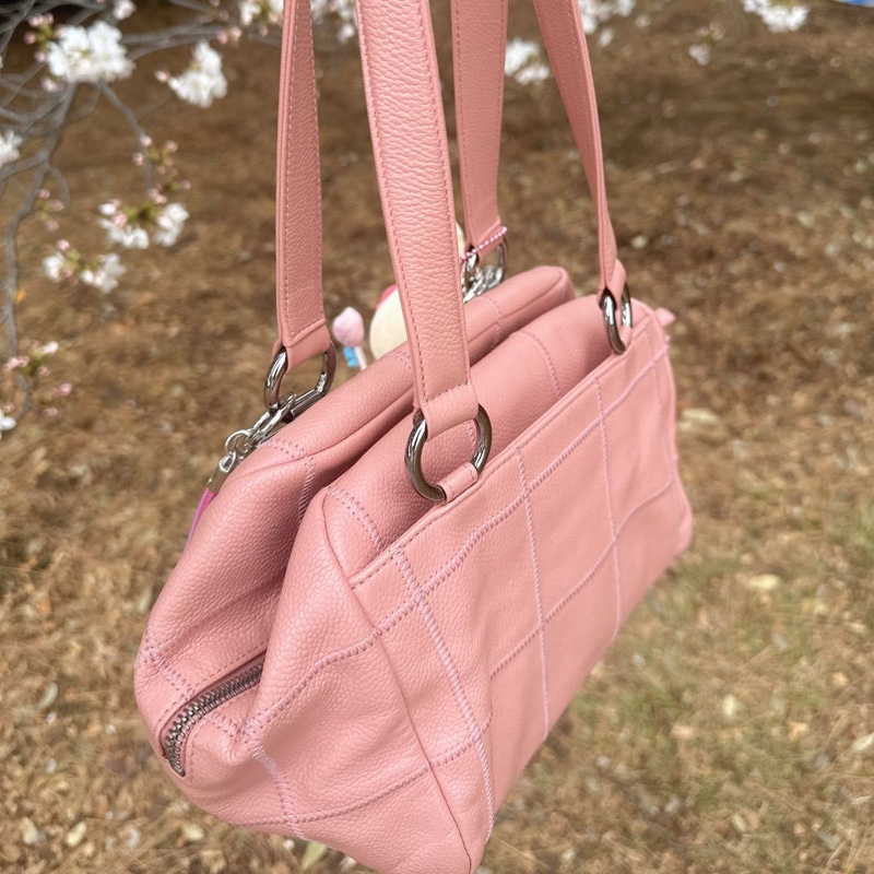 香奈兒包 櫻花粉 保齡球包 腋下包 托特包 側背包 魚子醬 荔枝皮 手提包 魚子醬牛皮  櫻花色 復古包 皮革包 包包 皮革包  魚子醬牛皮 方形菱格  機車包 二手包 中古包 二手 Vintage chanel sakura Pink Caviar Square Quilt LAX Bowler Bag Dimemsions 20x17x13cm-13