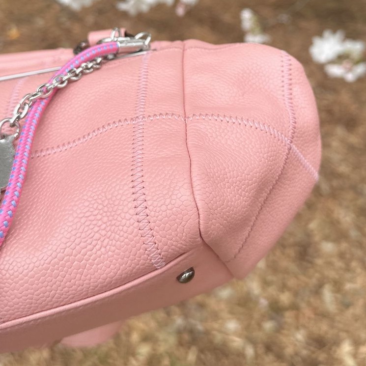 香奈兒包 櫻花粉 保齡球包 腋下包 托特包 側背包 魚子醬 荔枝皮 手提包 魚子醬牛皮  櫻花色 復古包 皮革包 包包 皮革包  魚子醬牛皮 方形菱格  機車包 二手包 中古包 二手 Vintage chanel sakura Pink Caviar Square Quilt LAX Bowler Bag Dimemsions 20x17x13cm-15