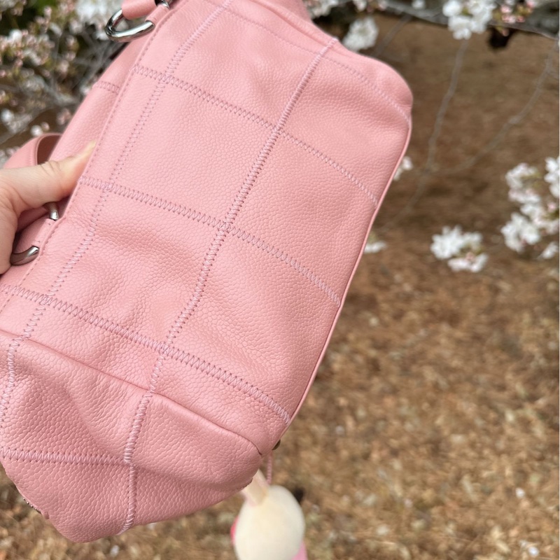 香奈兒包 櫻花粉 保齡球包 腋下包 托特包 側背包 魚子醬 荔枝皮 手提包 魚子醬牛皮  櫻花色 復古包 皮革包 包包 皮革包  魚子醬牛皮 方形菱格  機車包 二手包 中古包 二手 Vintage chanel sakura Pink Caviar Square Quilt LAX Bowler Bag Dimemsions 20x17x13cm-16