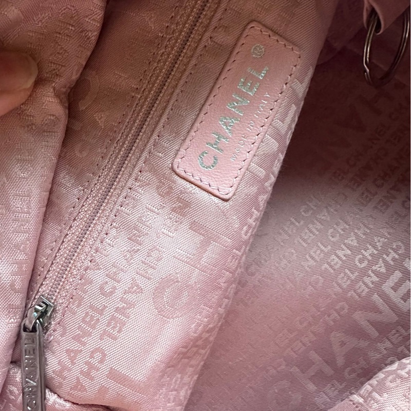 香奈兒包 櫻花粉 保齡球包 腋下包 托特包 側背包 魚子醬 荔枝皮 手提包 魚子醬牛皮  櫻花色 復古包 皮革包 包包 皮革包  魚子醬牛皮 方形菱格  機車包 二手包 中古包 二手 Vintage chanel sakura Pink Caviar Square Quilt LAX Bowler Bag Dimemsions 20x17x13cm-17