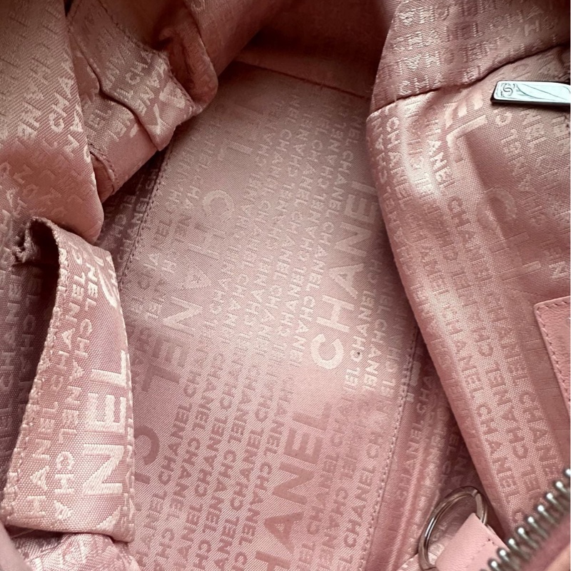 香奈兒包 櫻花粉 保齡球包 腋下包 托特包 側背包 魚子醬 荔枝皮 手提包 魚子醬牛皮  櫻花色 復古包 皮革包 包包 皮革包  魚子醬牛皮 方形菱格  機車包 二手包 中古包 二手 Vintage chanel sakura Pink Caviar Square Quilt LAX Bowler Bag Dimemsions 20x17x13cm-18