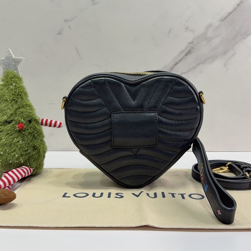 LV New Wave Heart黑色愛心肩背包-1
