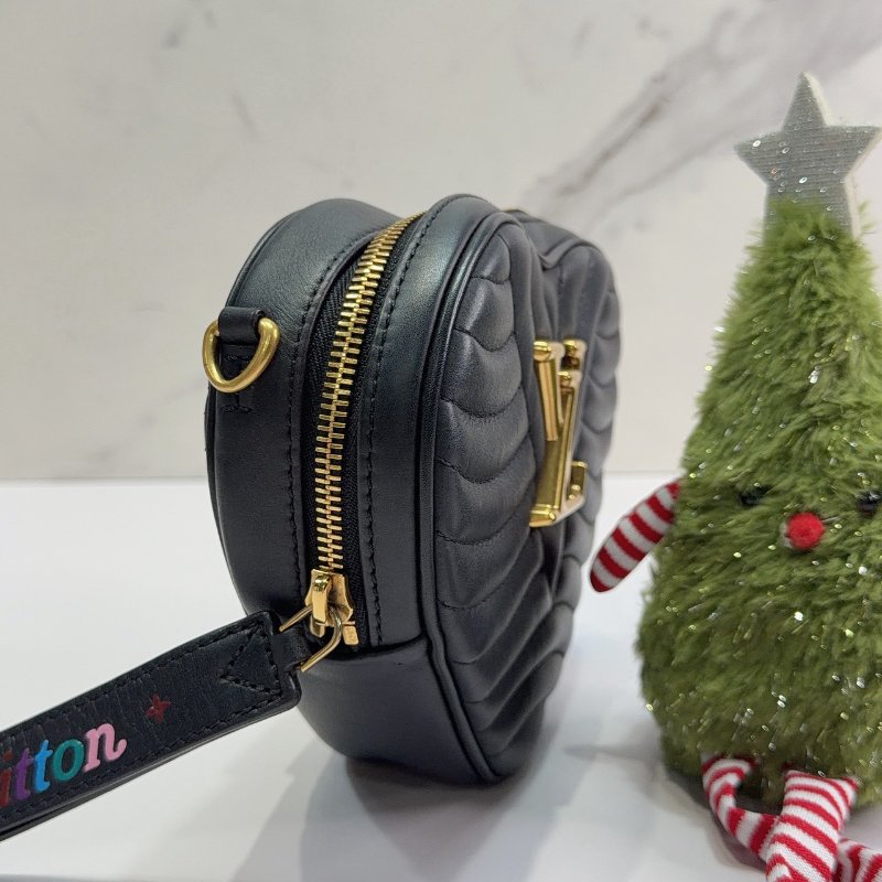 LV New Wave Heart黑色愛心肩背包-3