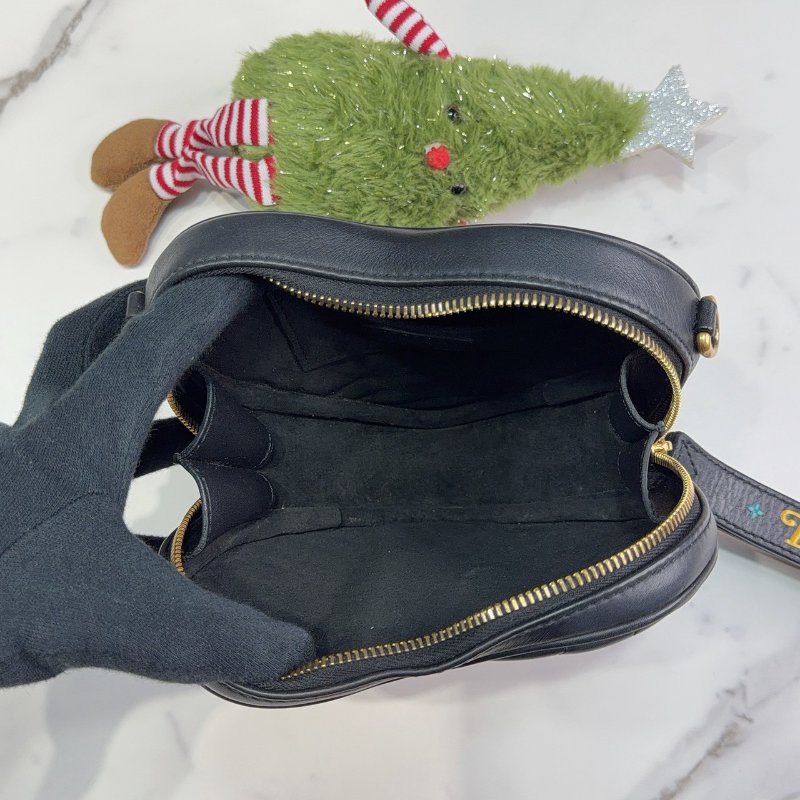 LV New Wave Heart黑色愛心肩背包-4