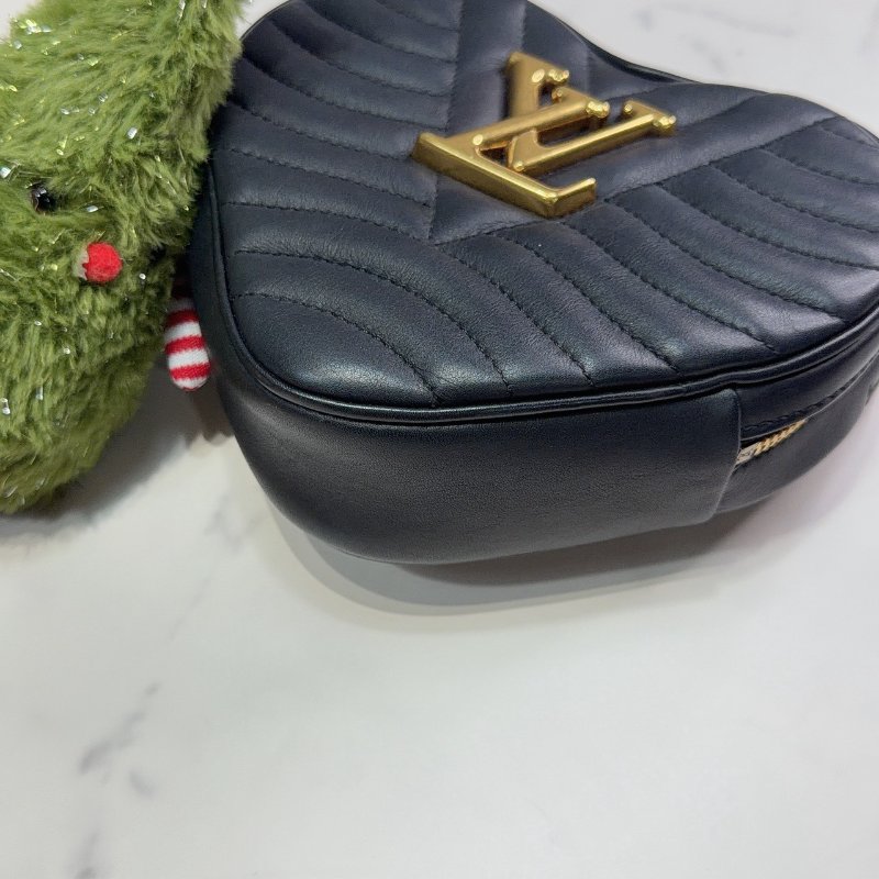 LV New Wave Heart黑色愛心肩背包-5