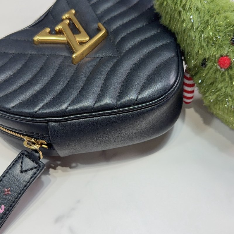 LV New Wave Heart黑色愛心肩背包-6