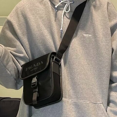 PRADA黑色尼龍銀色三角LOGO直立式單蓋側背包2VD028
