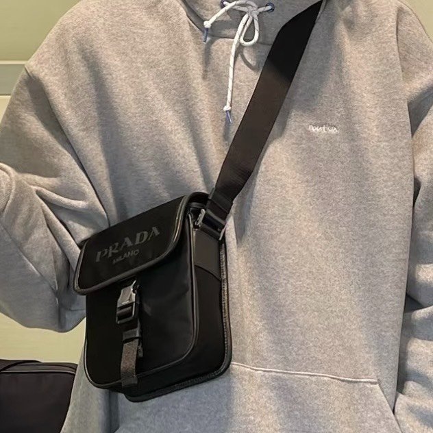 PRADA黑色尼龍銀色三角LOGO直立式單蓋側背包2VD028-0