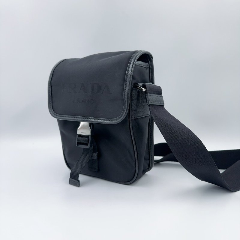 PRADA黑色尼龍銀色三角LOGO直立式單蓋側背包2VD028-2