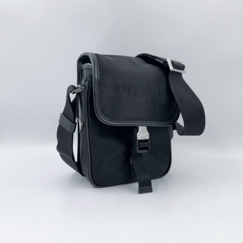 PRADA黑色尼龍銀色三角LOGO直立式單蓋側背包2VD028-3