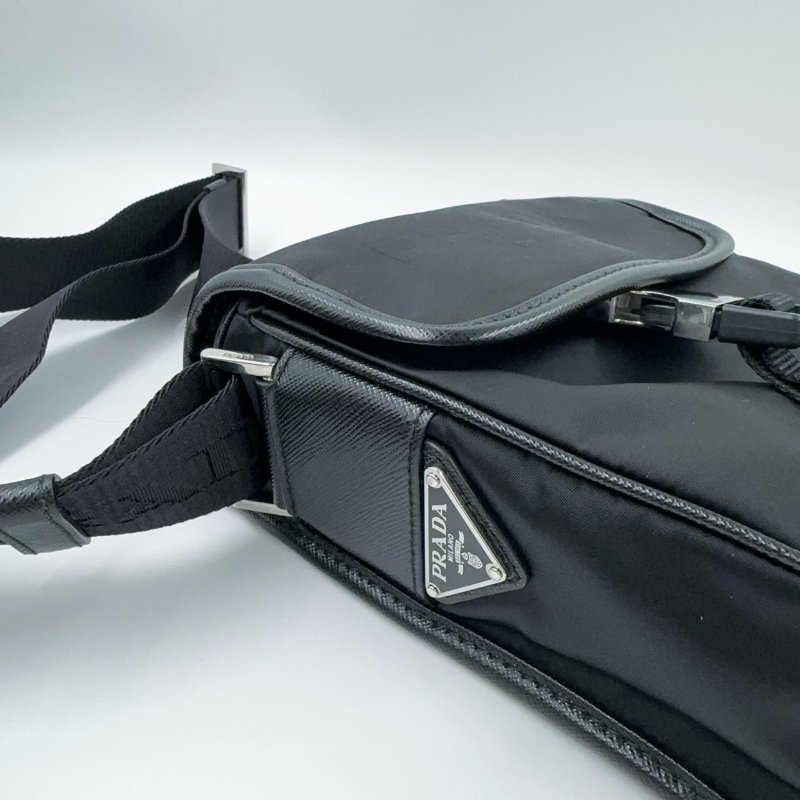 PRADA黑色尼龍銀色三角LOGO直立式單蓋側背包2VD028-4