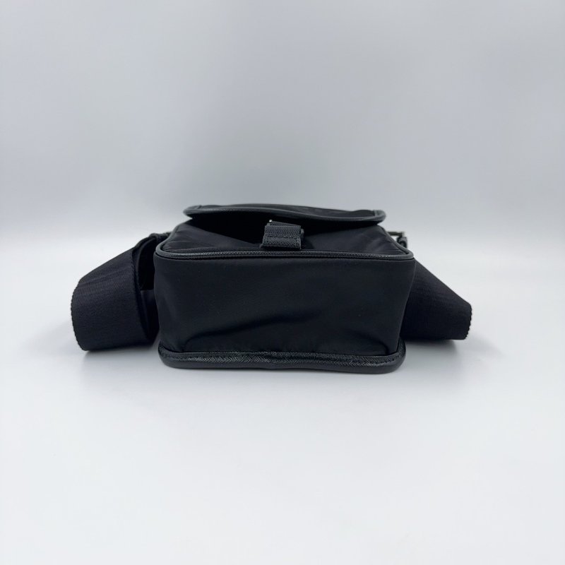 PRADA黑色尼龍銀色三角LOGO直立式單蓋側背包2VD028-5