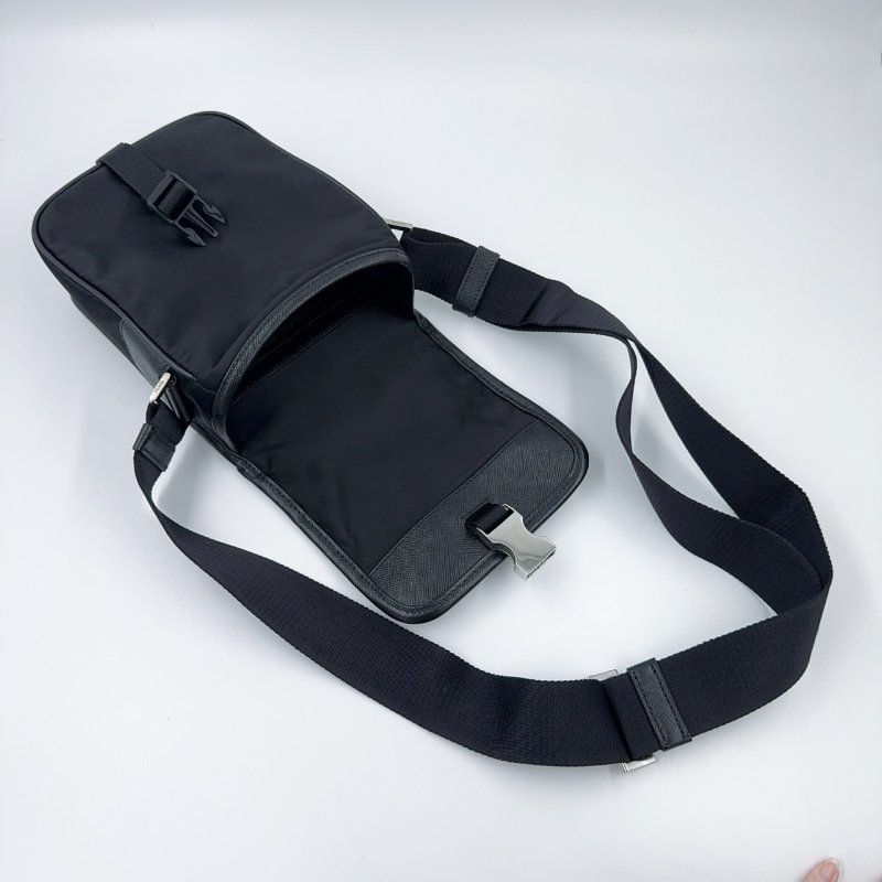 PRADA黑色尼龍銀色三角LOGO直立式單蓋側背包2VD028-6