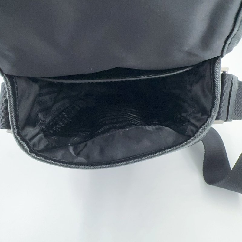 PRADA黑色尼龍銀色三角LOGO直立式單蓋側背包2VD028-7