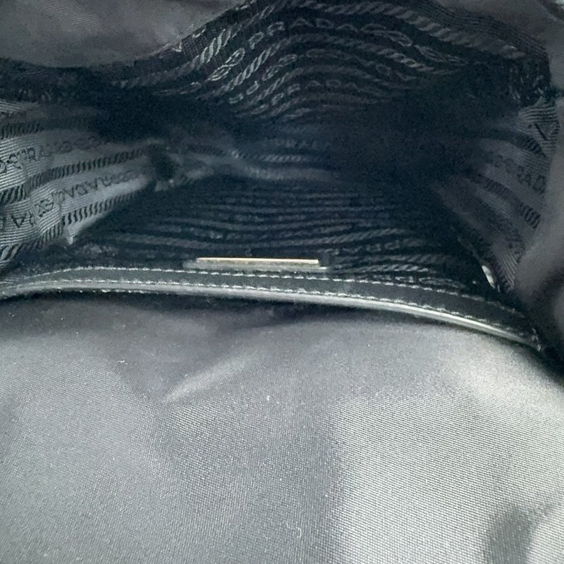 PRADA黑色尼龍銀色三角LOGO直立式單蓋側背包2VD028-8