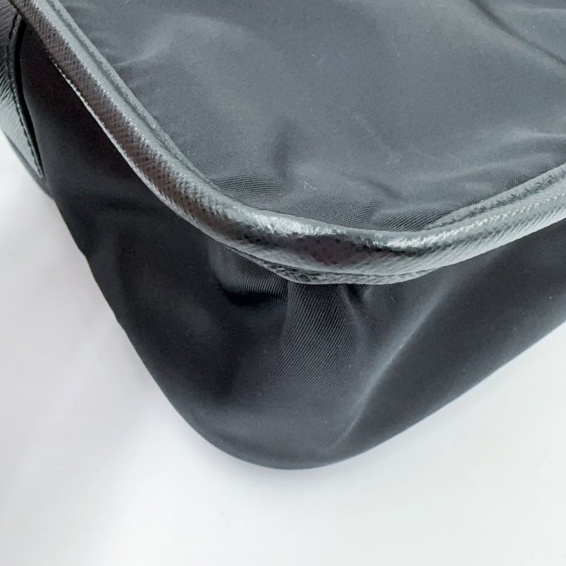 PRADA黑色尼龍銀色三角LOGO直立式單蓋側背包2VD028-12