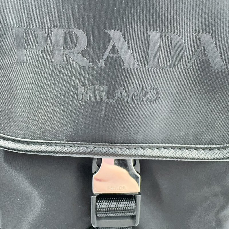 PRADA黑色尼龍銀色三角LOGO直立式單蓋側背包2VD028-13