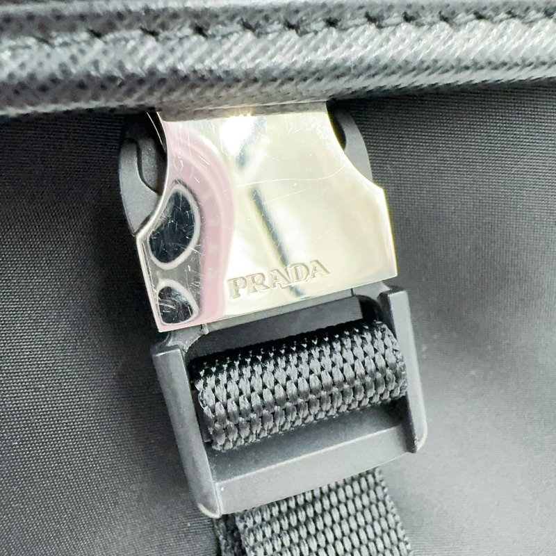 PRADA黑色尼龍銀色三角LOGO直立式單蓋側背包2VD028-14