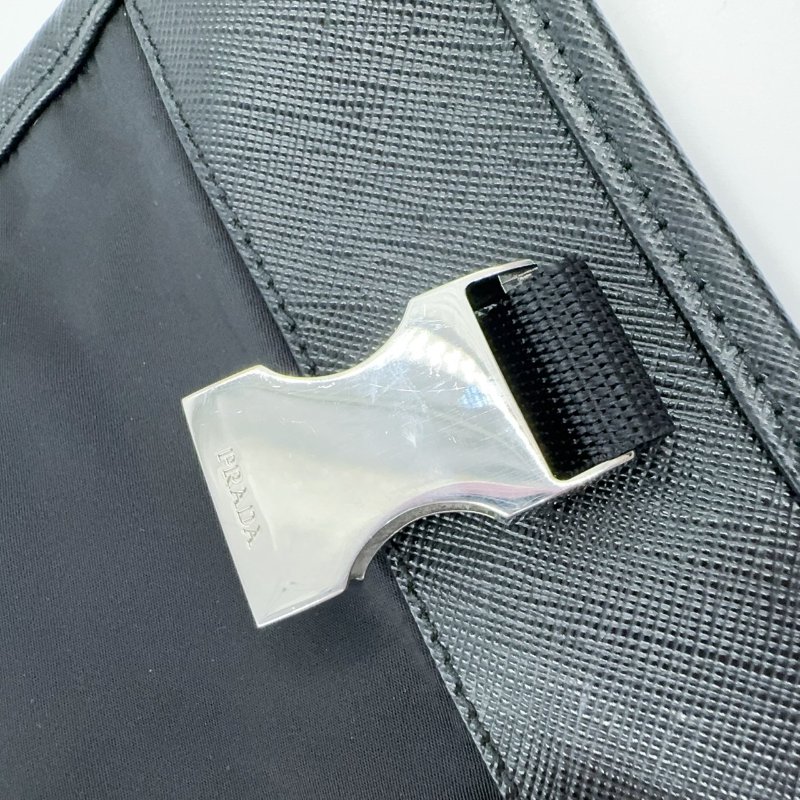 PRADA黑色尼龍銀色三角LOGO直立式單蓋側背包2VD028-15