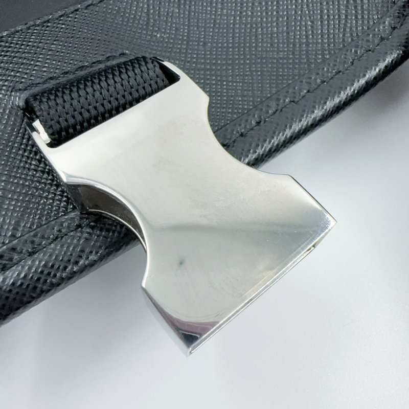 PRADA黑色尼龍銀色三角LOGO直立式單蓋側背包2VD028-16