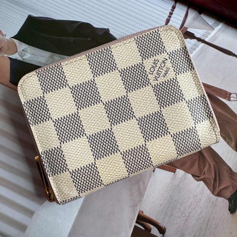 💥超稀有款 LV 可愛白色棋盤格拉鍊短夾-0
