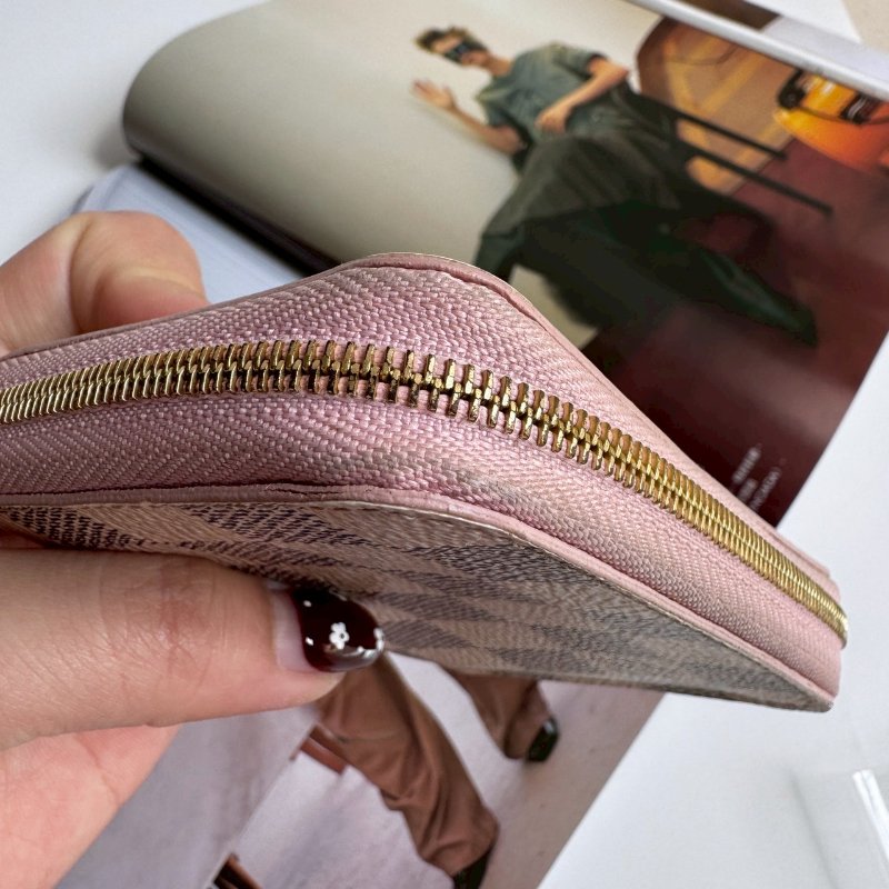 💥超稀有款 LV 可愛白色棋盤格拉鍊短夾-2