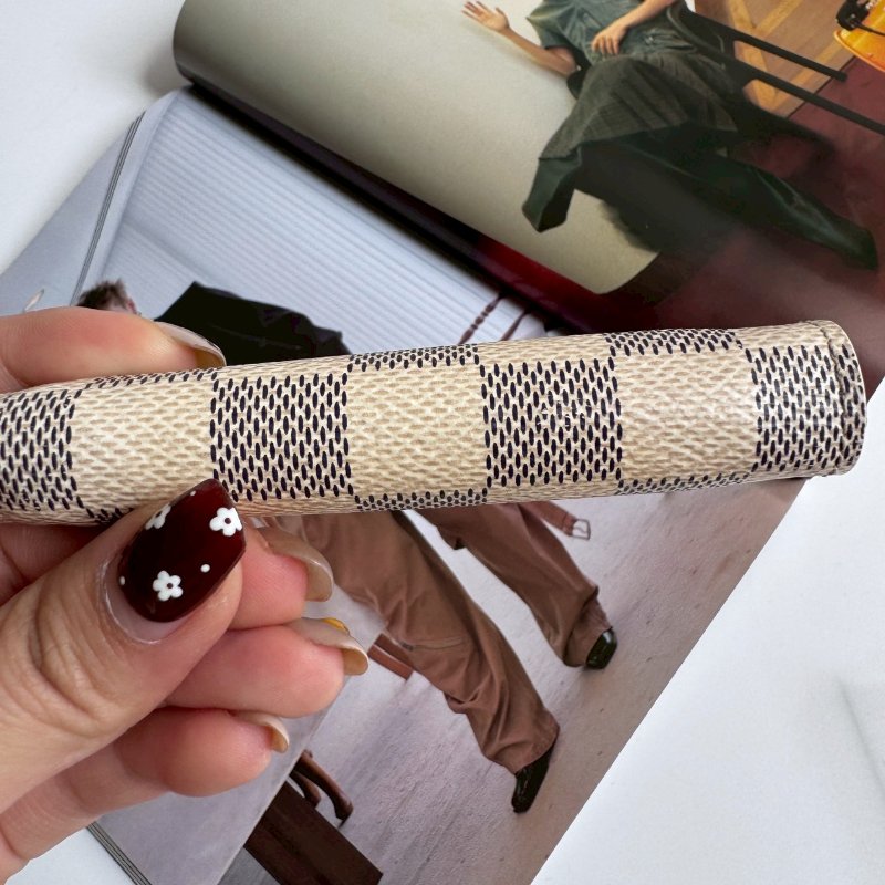 💥超稀有款 LV 可愛白色棋盤格拉鍊短夾-5