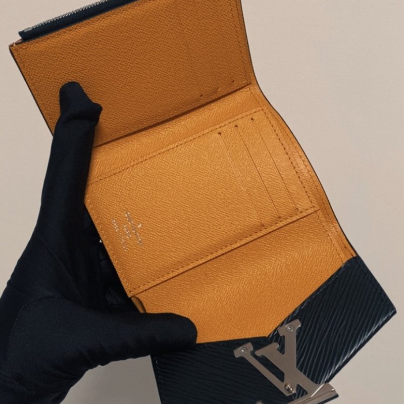 LV So Black黑PEI水波紋三折Grenelle系列短夾-6