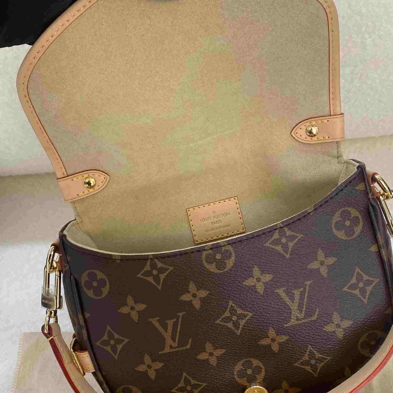 LV 原花雙面雙子星Saumur BB肩背包-15