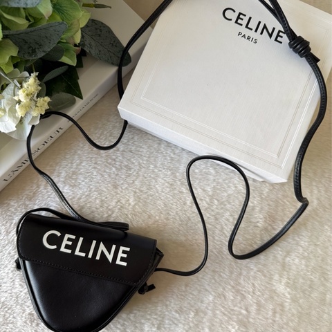 Logo 小牛皮超迷你斜背三角包(黑色)