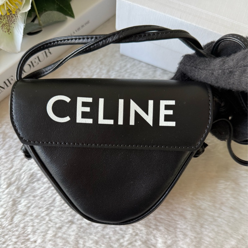 Logo 小牛皮超迷你斜背三角包(黑色)-1