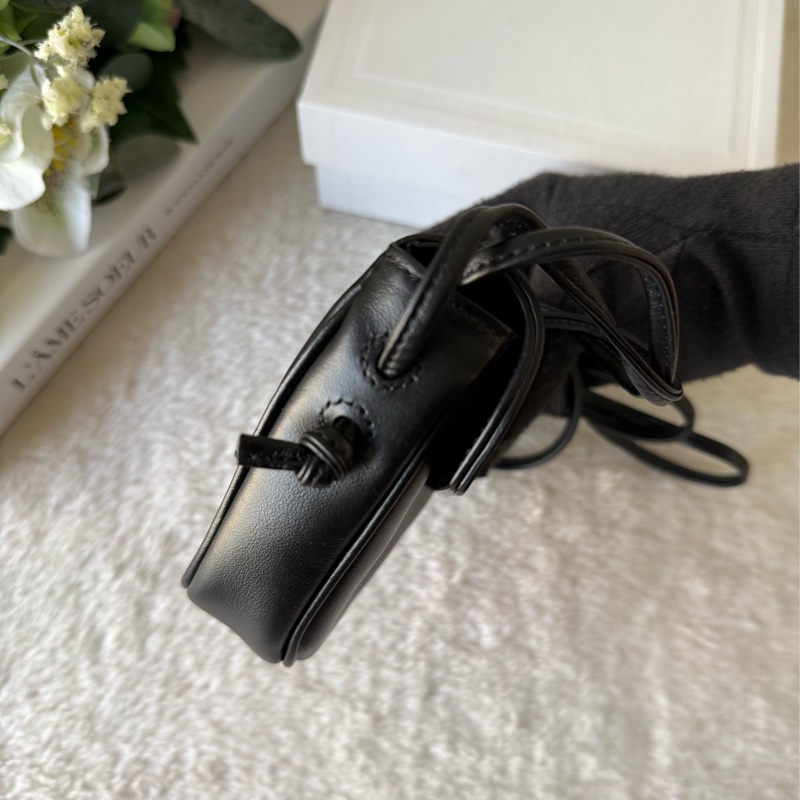 Logo 小牛皮超迷你斜背三角包(黑色)-2