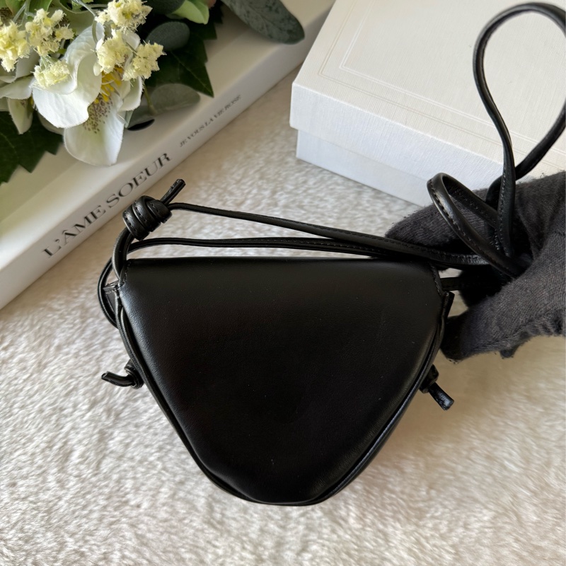 Logo 小牛皮超迷你斜背三角包(黑色)-3