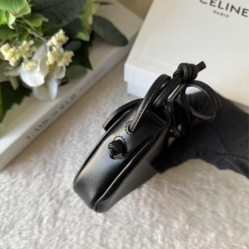 Logo 小牛皮超迷你斜背三角包(黑色)-4